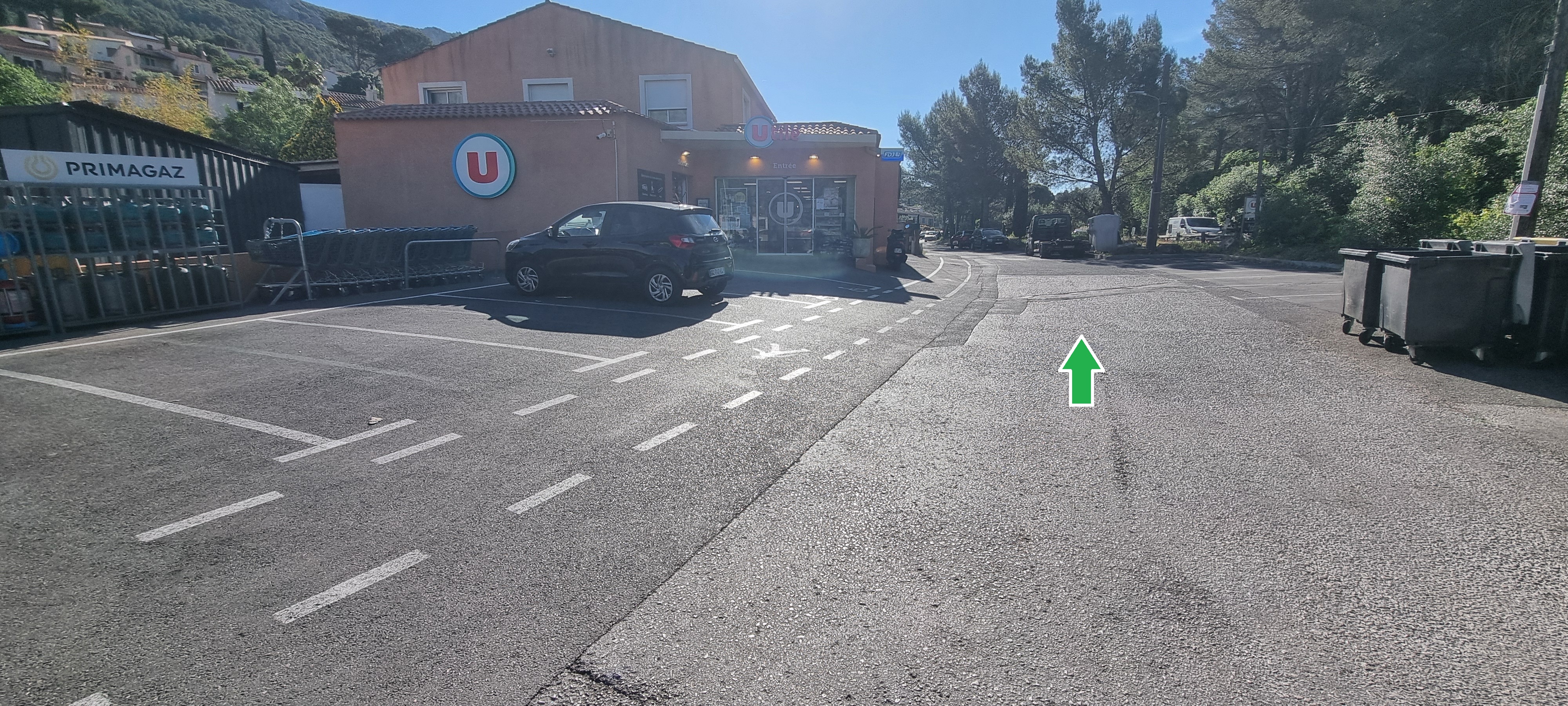 Le magasin Utile et le chemin